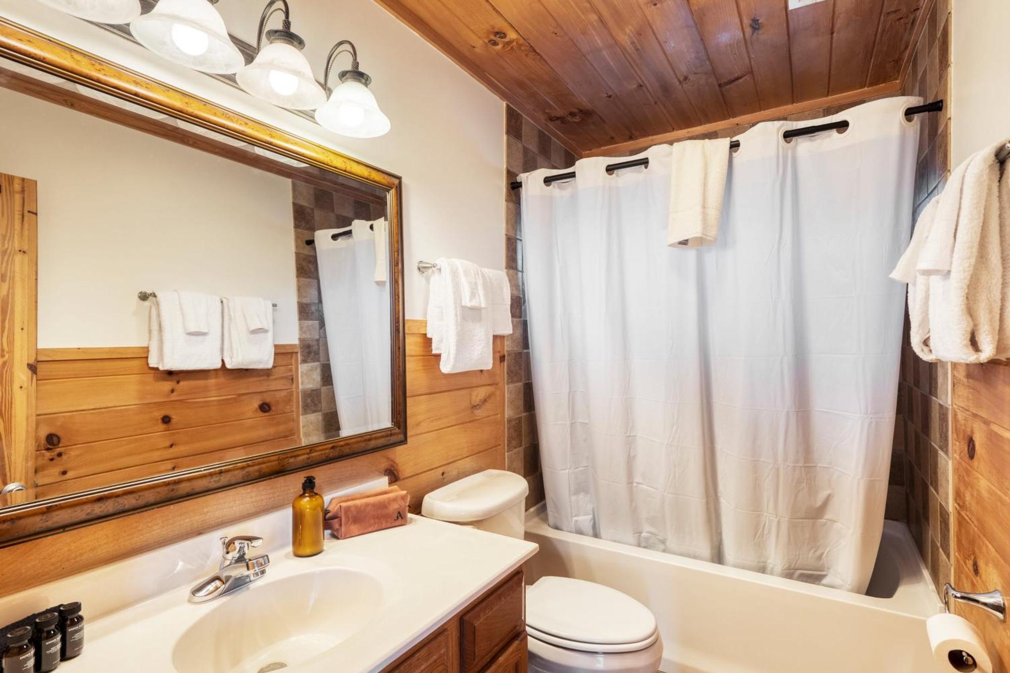 Chestnut By Avantstay Mountain Cabin W Treetop Views Hot Tub Game Room 蓋特林堡 外观 照片
