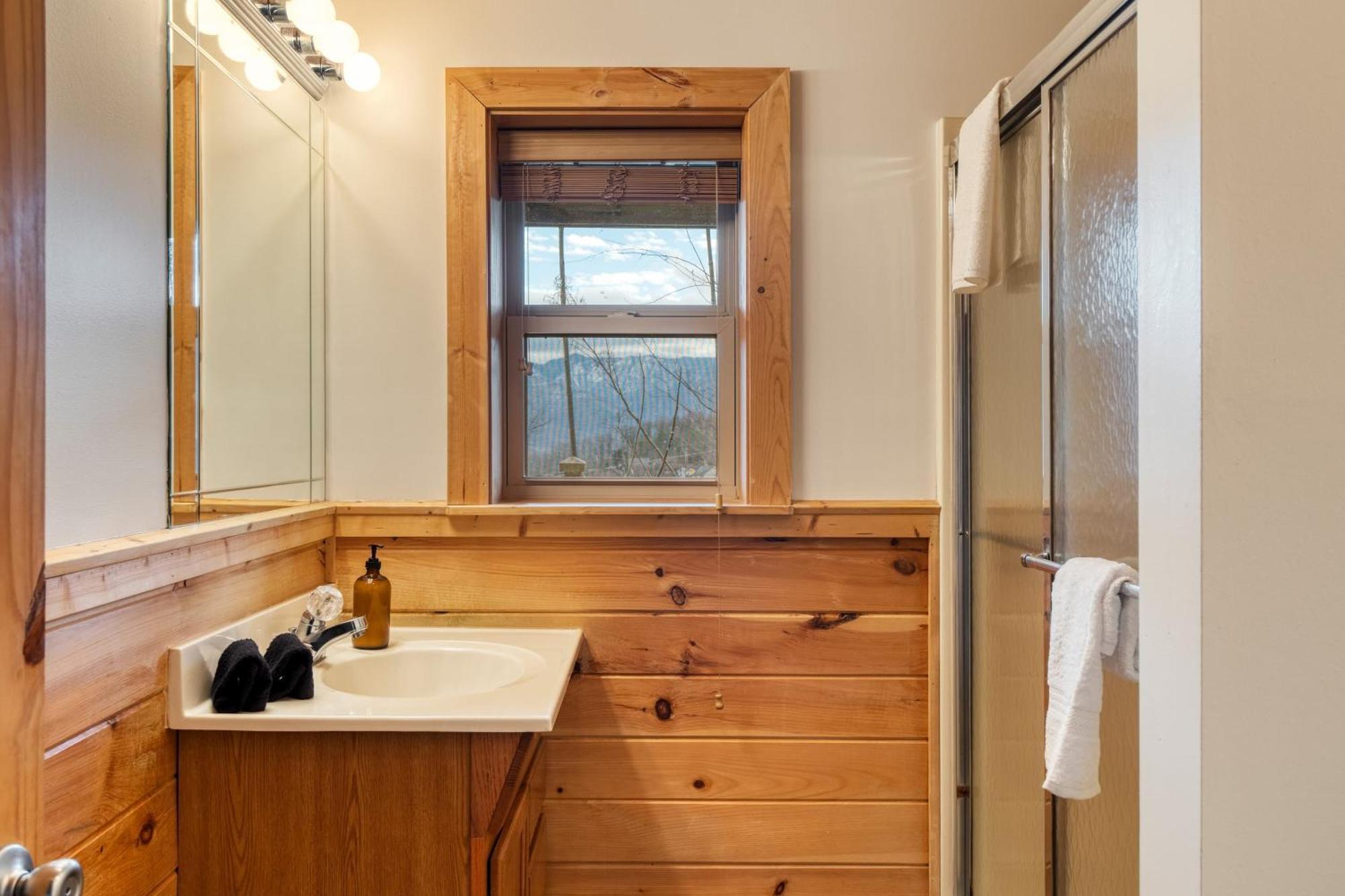 Chestnut By Avantstay Mountain Cabin W Treetop Views Hot Tub Game Room 蓋特林堡 外观 照片